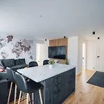New Luxury 3br In Old Town, Free Parking *