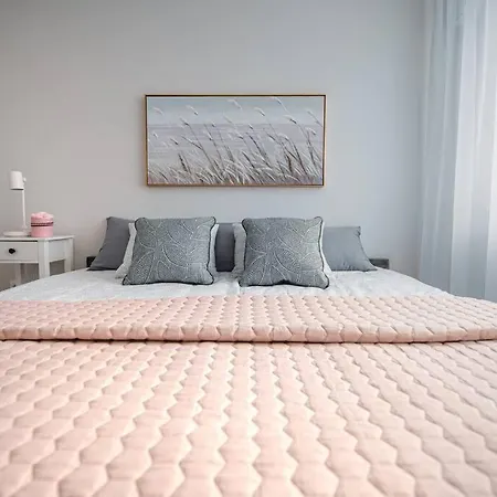 New Luxury 3br In Old Town, Free Parking * Haapsalu