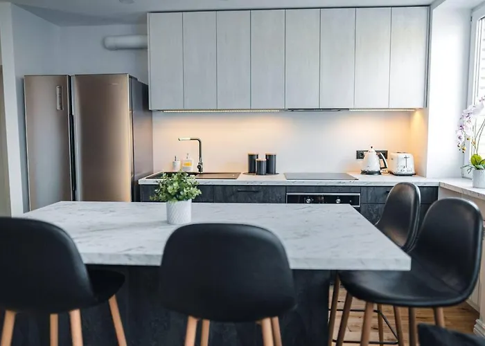 New Luxury 3br In Old Town, Free Parking Apartment *