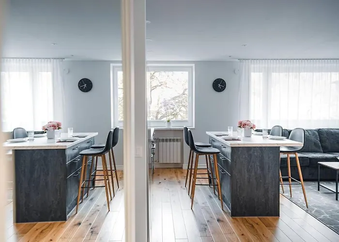 New Luxury 3br In Old Town, Free Parking Apartment *