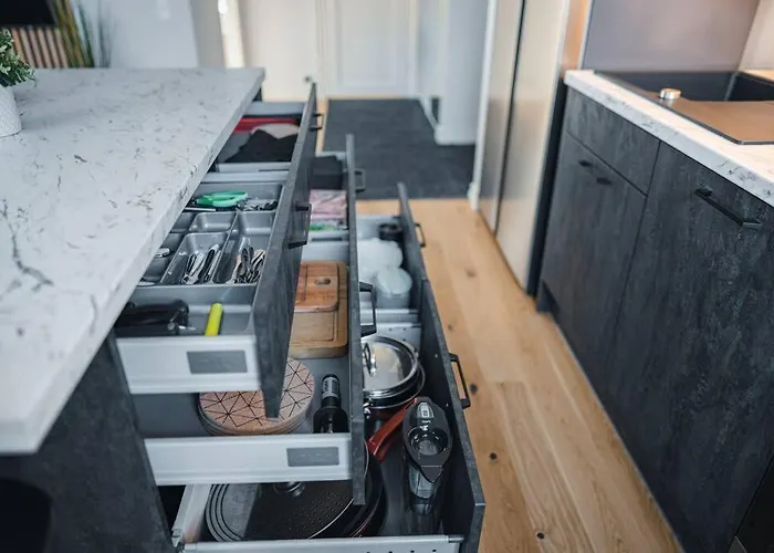 New Luxury 3br In Old Town, Free Parking